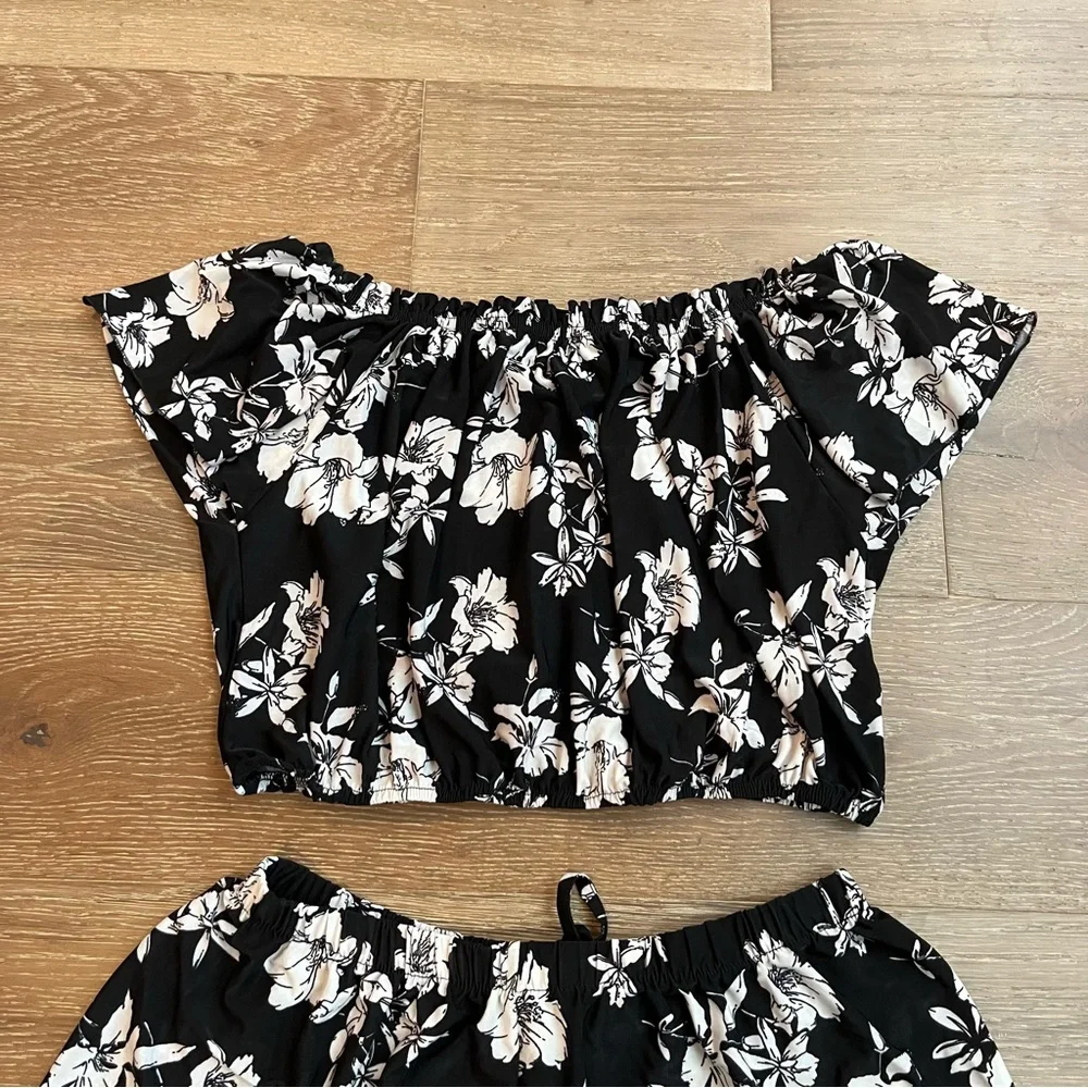 🌸 Women’s Floral Off-Shoulder Top and Shorts Swim Cover Up Set Size M
